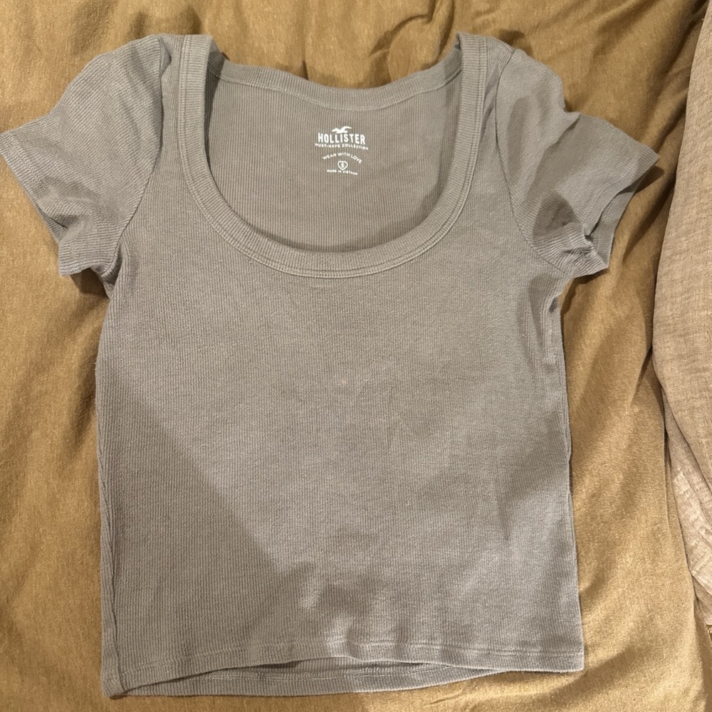 Hollister Women's Scoop Neck Gray Tee